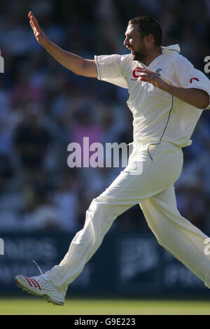 Cricket - npower First Test - Inghilterra v Pakistan- Lord's. Steve Harmison in Inghilterra celebra la presa del wicket del Pakistan Faisal Iqbal Foto Stock