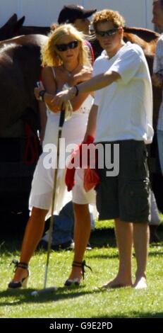 Il principe Harry con Chelsy Davy prima di guardare il principe William giocare polo al Rundle Cup Day a Tidwoth, Wiltshire. Foto Stock