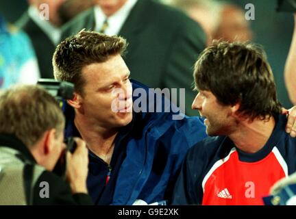 Olimpiadi di Sydney 2000 - Atletica - Javelin maschile - finale. Il medaglia d'argento della Gran Bretagna Steve Backley è consolato dal medaglia d'oro Jan Zelezny della Repubblica Ceca Foto Stock