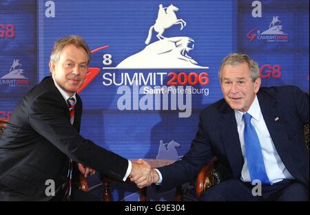 Il primo ministro britannico Tony Blair stringe le mani con il presidente americano George W. Bush dopo un incontro al G8 di San Pietroburgo, Russia. Foto Stock