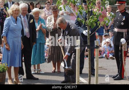 La Duchessa di Cornovaglia (a sinistra) guarda come il Principe di Galles partecipa a una cerimonia di piantagione di alberi in Tetbury, Gloucestershire. Foto Stock