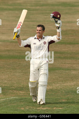 Cricket - Tour Match - Northamptonshire / Pakistan - County groud. Stephen Peters del Northamptonshire celebra il suo secolo Foto Stock