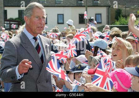 Il Principe del Galles partecipa ad una cerimonia di piantagione di alberi a Tetbury, Gloucestershire. Foto Stock