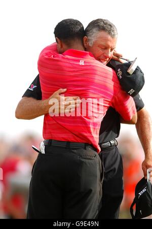 Golf - il 135th Open Championship 2006 - Day Four - Royal Liverpool - Hoylake. USA Tiger Woods è in lacrime come celebra il 18 ° verde con il suo caddio Steve Williams Foto Stock