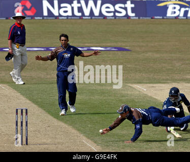 Cricket - NatWest Pro40 - Divisione due - Surrey Brown Caps / Kent Spitfire- Guildford. Mark Ramprakash di Surrey Brown Caps si avvicina alla corsa di Dwayne Bravo di Kent Spitfire. Azhar Mahmood guarda su. Foto Stock