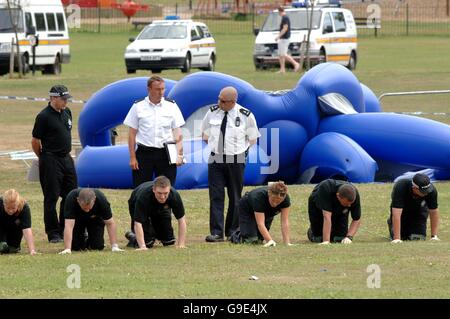 Gli ufficiali forensi della polizia cercano il sito dove due persone sono morte a Riverside Park a Chester-le-Street. Foto Stock