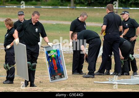 Gli ufficiali forensi della polizia cercano il sito dove due persone sono morte a Riverside Park a Chester-le-Street. Foto Stock