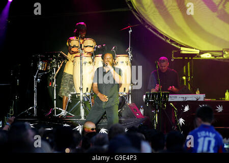 Corse ippiche - Epsom Live! Con UB40 - Ippodromo di Epsom Downs. UB40 intrattiene la folla all'Epsom Foto Stock