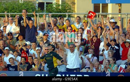 Il fielder dell'Essex Ryan ten Doeschate prende la presa di Richard Dawson dello Yorkshire e celebra con la folla durante la partita finale del quarto della Twenty20 Cup al County Cricket Ground, Chelmsford. Foto Stock