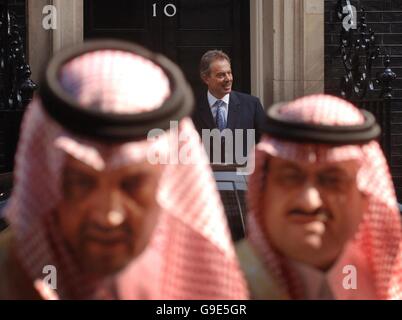 Il principe Saud al Faisal, (a sinistra) il ministro degli Esteri Saudita e il principe Mohammed Bin Nawaf, ambasciatore Saudita in Gran Bretagna, parlano con i media dopo un incontro con il primo ministro britannico Tony Blair (al centro) a Downing Street. Foto Stock