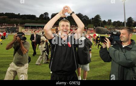 Stephen Kenny, manager di Derry City, festeggia dopo aver sconfitto l'IFK Gothenburg durante la prima partita di qualificazione della Coppa UEFA al Brandywell Stadium di Derry. Foto Stock