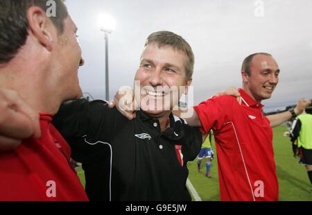 Stephen Kenny, manager di Derry City, festeggia con gli altri giocatori della squadra dopo aver sconfitto l'IFK Gothenburg durante la prima partita di qualificazione della Coppa UEFA al Brandywell Stadium di Derry. Foto Stock