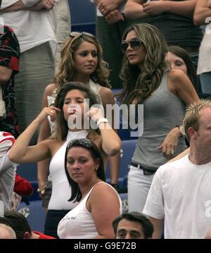 Cheryl Tweedy, fidanzata di Ashley Cole (l), Victoria Beckham (r), moglie del capitano inglese David Beckham e Carla Zucker (in centro a sinistra), partner di Joe Cole negli stand Foto Stock