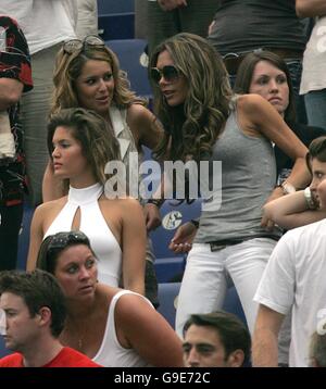 Cheryl Tweedy, fidanzata di Ashley Cole (l), Victoria Beckham (r), moglie del capitano inglese David Beckham e Carla Zucker (in centro a sinistra), partner di Joe Cole negli stand Foto Stock