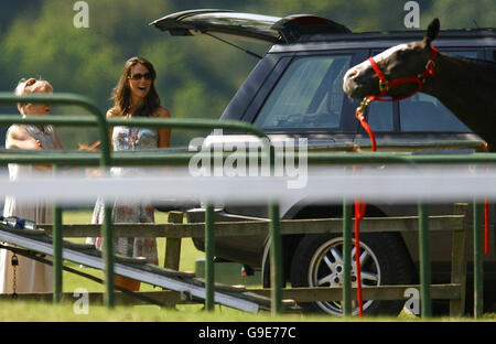 Kate Middleton, la ragazza del principe William, guarda dalle linee laterali mentre gioca a polo per la squadra di Highgrove al Cirencester Park Polo Club. Foto Stock