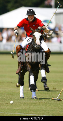 Prince William gioca a polo per la squadra di Highgrove al Cirencester Park Polo Club. Foto Stock