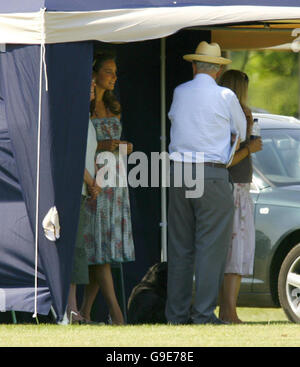 Kate Middleton, la ragazza del principe William, guarda dalle linee laterali mentre gioca a polo per la squadra di Highgrove al Cirencester Park Polo Club. Foto Stock