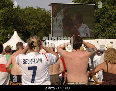 Tifosi che guardano il quarto di finale della Coppa del mondo Inghilterra e Portogallo all'Hyde Park Calling Festival, nel centro di Londra, sabato 1 luglio 2006. Foto Stock