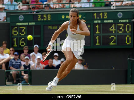 Amelie Mauresmo in azione durante la partita finale del quarto contro l'Anastasia Myskina russa ai Campionati di tennis al prato dell'All England a Wimbledon. Foto Stock