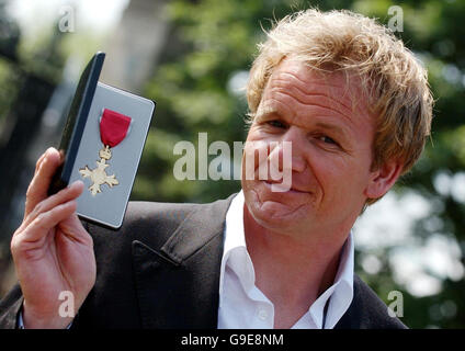 Il celebre chef Gordon Ramsay detiene la sua OBE nei terreni di Holyroodhouse, Edimburgo, dopo essere stato onorato dalla Regina Elisabetta II della Gran Bretagna per i servizi al settore dell'ospitalità. Foto Stock