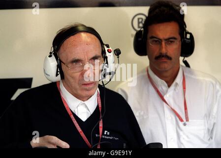 Il boss del team Williams Frank Williams (l) guarda l'azione con BMW boss Mario Thiessen (r) Foto Stock