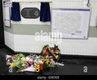 Edgware Road station lapide, che i nomi di tutti i pendolari che hanno perso la loro vita a Edgware road su 7/7/2005 durante il Londons attacchi terroristici.. Foto Stock