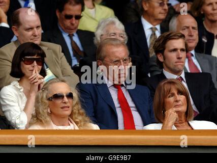 (Fila inferiore L-R) S.A.R. la Principessa Michael di Kent e Lady Annabel Goldsmith, (seconda fila L-R) Darcey Bussell e Sir David Frost guardano dalla scatola reale sul campo centrale mentre Roger Federer della Svizzera gioca la sua semifinale contro Jonas Bjorkman della Svezia durante i Campionati di tennis di prato all England a Wimbledon. Foto Stock