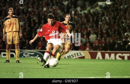 Denis Irwin di Manchester United segna il secondo goal della gioco da una penalità Foto Stock