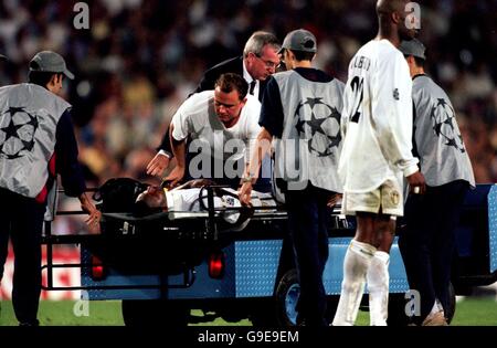 Calcio - UEFA Champions League - Gruppo H - Barcellona / Leeds United. Il capitano del Leeds United Lucas Radebe si allunga dopo aver ferito il collo Foto Stock