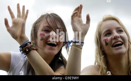 Kate Stoddart, 17 (sinistra) e Becca Preston, 17 godetevi Scots attore Billy Boyd sul palco principale al T nel Parco music festival di Balado, Scozia. Foto Stock