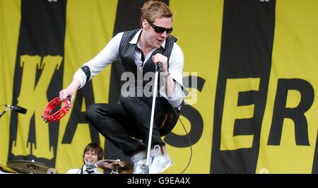 Kaiser Chiefs lead singer Ricky Wilson eseguire sul palco principale al T nel Parco music festival di Balado, Scozia. Foto Stock