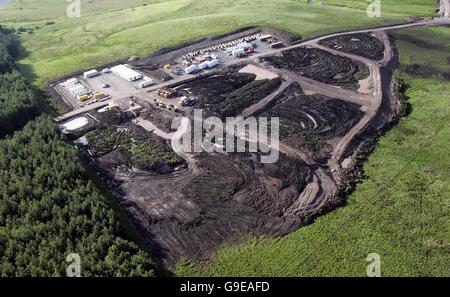 Una veduta aerea della fattoria eolica in costruzione sul Braes di Doune, vicino Doune in Scozia. Foto Stock