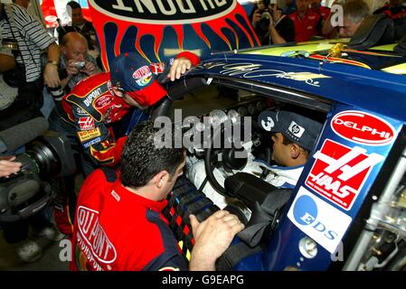 (Da L a R): La stella della NASCAR Jeff Gordon (USA) espelle le differenze radicali fra il suo cockpit della NASCAR DuPont Chevrolet e il regolare Williams bert di Juan Pablo Montoya (col) Foto Stock