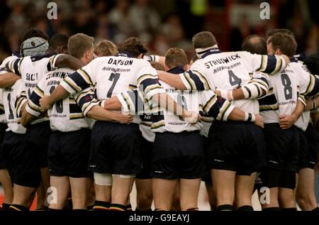 Rugby Union - Zurich Premiership One - Leicester Tigers / London Irish. I giocatori irlandesi di Londra si accovchiano Foto Stock