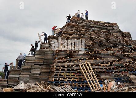 I giovani lealisti costruiscono un falò sulla Shankill Road a Belfast. Foto Stock