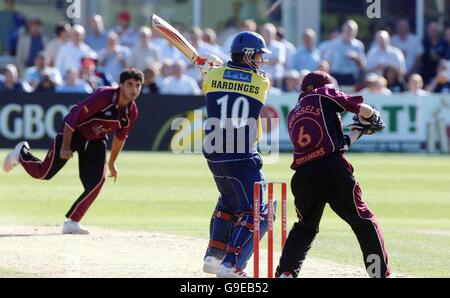 Mark Hardinges of Gloucestershire Gladiators ha fatto un colpo dopo il wicket keeper di Northamptonshire Steelbacks Riki Wessels fuori dal bowling di Soulav Gangouly durante la partita della Twenty20 Cup al County Ground, Bristol. Foto Stock