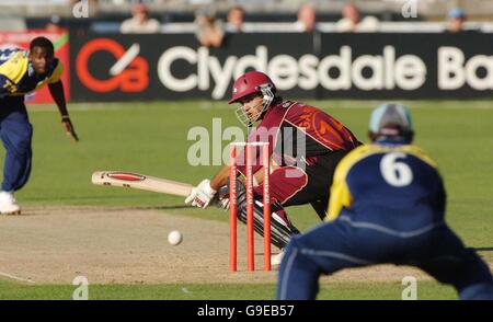 Soulav Ganguly dei Northamptonshire Steelbacks prende il pallone via durante la partita della Twenty20 Cup presso il County Ground, Bristol. Foto Stock