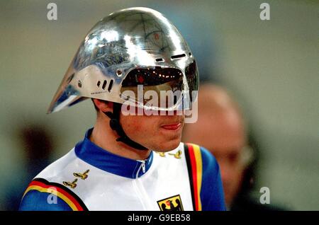 Sydney 2000 Olympics - Ciclismo - Pursuit individuale uomo - Qualifiche. La Germania Robert Bartko si prepara per le qualifiche Foto Stock