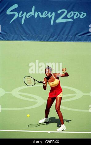 Olimpiadi di Sydney 2000 - Tennis - Singles femminili. La Venus Williams degli Stati Uniti in azione Foto Stock