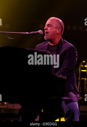 Billy Joel suona sul palco alla Wembley Arena, a nord di Londra. Foto Stock