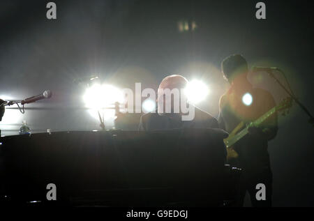 Billy Joel suona sul palco alla Wembley Arena, a nord di Londra. Foto Stock