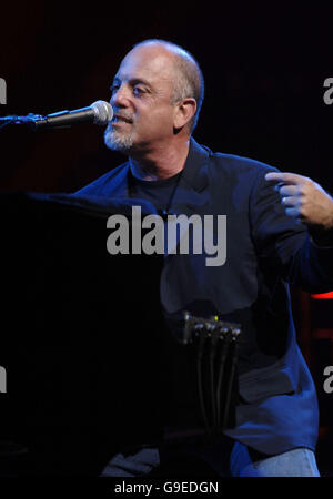 Billy Joel suona sul palco alla Wembley Arena, a nord di Londra. Foto Stock