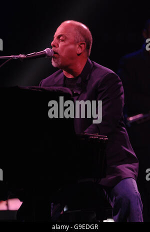 Billy Joel in concerto. Billy Joel suona sul palco alla Wembley Arena, a nord di Londra. Foto Stock