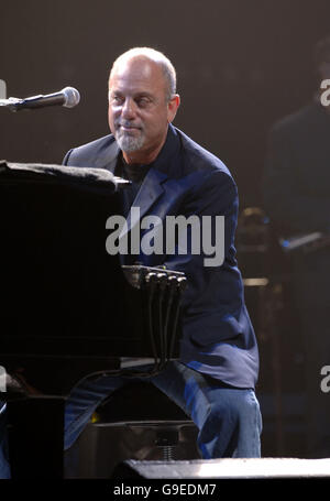 Billy Joel suona sul palco alla Wembley Arena, a nord di Londra. Foto Stock