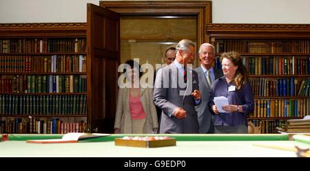 Il Principe di Galles è mostrato la sala biliardo a Tyntesfield House vicino a Bristol dal suo ex proprietario Lord Wraxall (seconda a destra) e il gestore della proprietà Ruth Gofton. Foto Stock