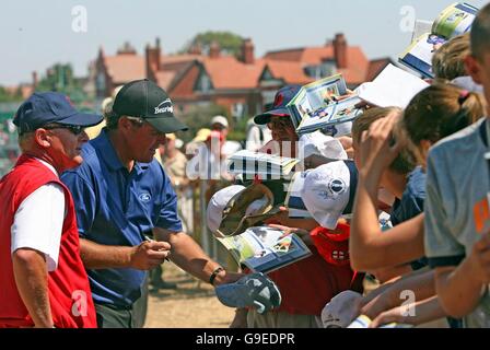 USA's Phil Mickelson firma autografi dopo una sessione di pratica al Royal Liverpool Golf Club, Hoylake. Foto Stock