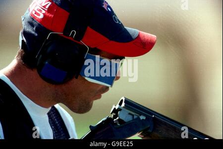 Olimpiadi di Sydney 2000 - Tiro - Doppia trappola uomo - finale. Russell Mark dell'Australia pulisce i suoi barili mentre gareggia nella sparatoria finale contro Richard Faulds della Gran Bretagna Foto Stock