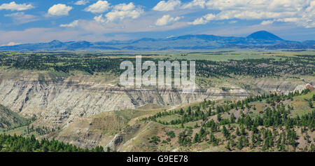 Parte superiore del Missouri breaks monumento nazionale e bearpaw lontane montagne vicino winifred, montana Foto Stock