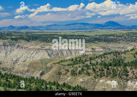 Parte superiore del Missouri breaks monumento nazionale e bearpaw lontane montagne vicino winifred, montana Foto Stock