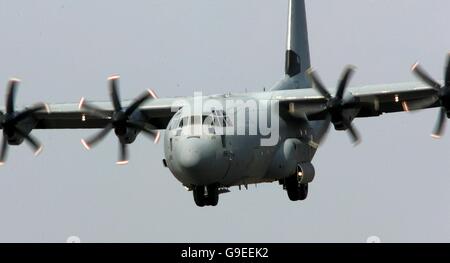 Un RAF C-130J (Hercules) durante la sua esposizione al Farnborough Airshow. Foto Stock